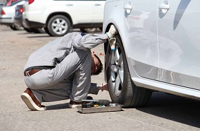 青岛市南区道路救援怎样判断汽车轮胎是否需要更换？